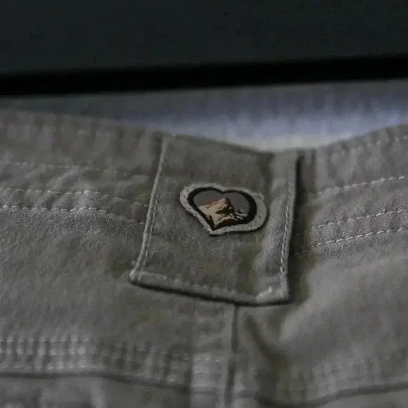 Kuhl Womens 2 Capri Pants Beige Cargo Pockets Camping Hiking Outdoor Gardening - Picture 6 of 15